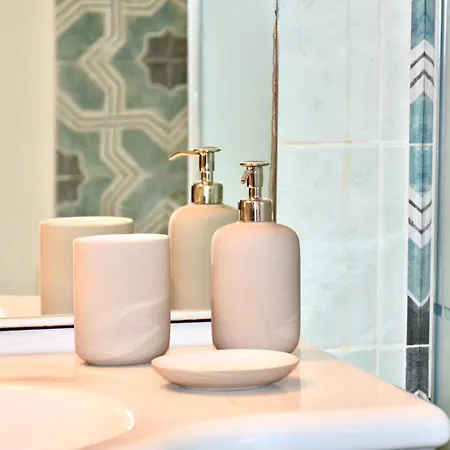 Oltrarno Hideway With Garage 아파트